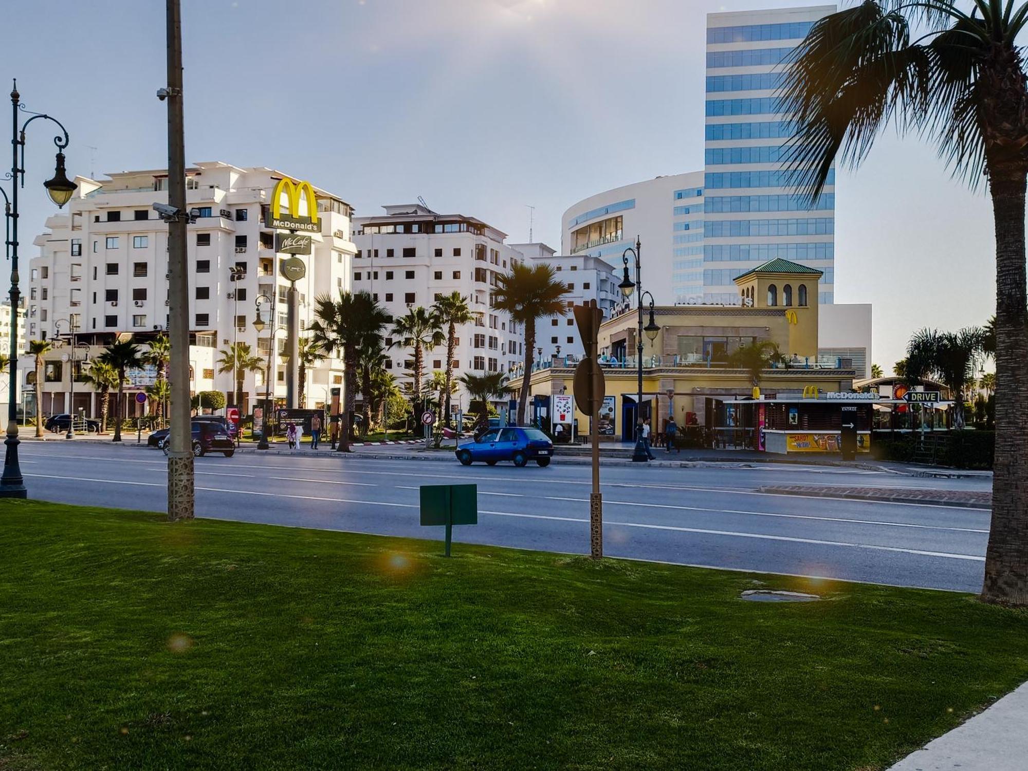 Amazing Appartement Au Centre Ville En Face Hilton & Gare Train De Tgv De Tanger 2N Exterior foto
